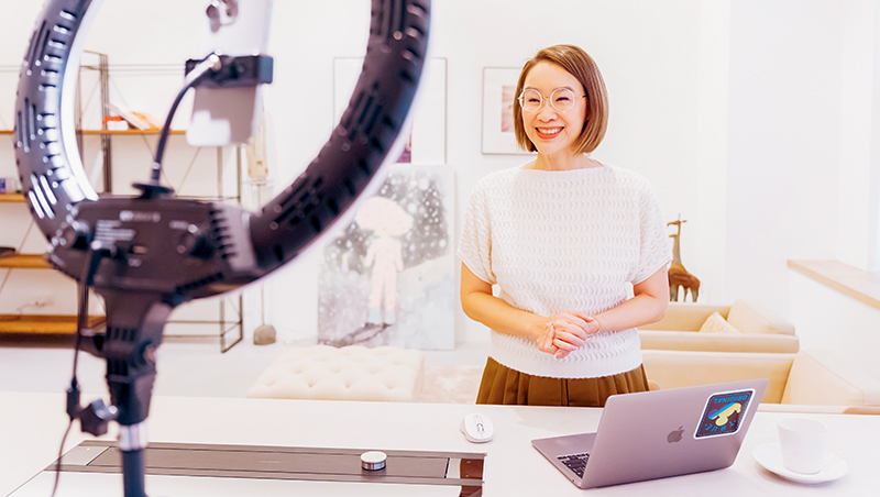 兒子說「誰想看妳 IG」　56歲的她拿什麼圈粉？