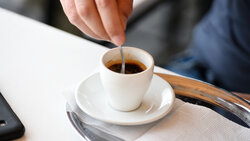喝咖啡對身體好不好？醫：重點不在咖啡，而在肝臟裡的「咖啡因碎紙機」