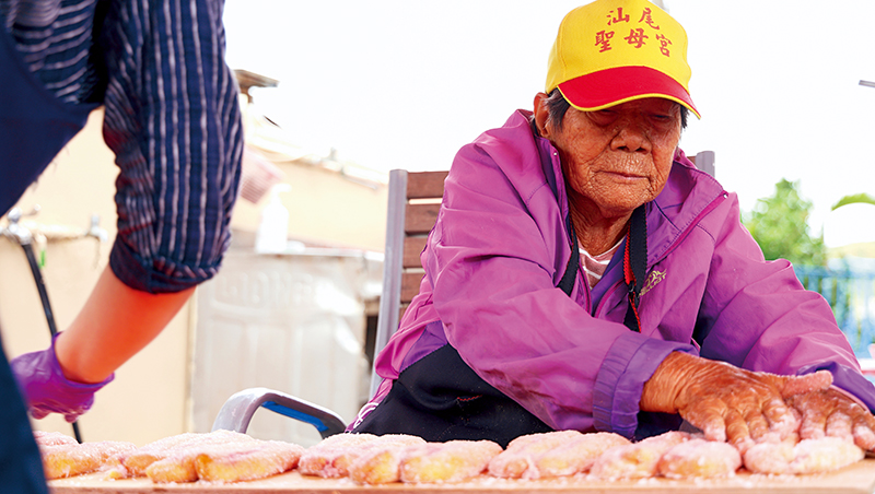 烏金正在消失，手藝也是！直擊林園90歲阿嬤的一生懸命