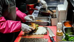 在最不起眼的兼職工作裡，她看見最真實的人性：不必再試圖理解所有人