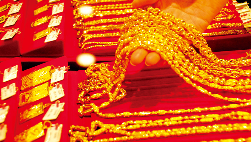 金價飆7成竟是金磚國去美元作祟，黃金還能買？專家：要懂得賣