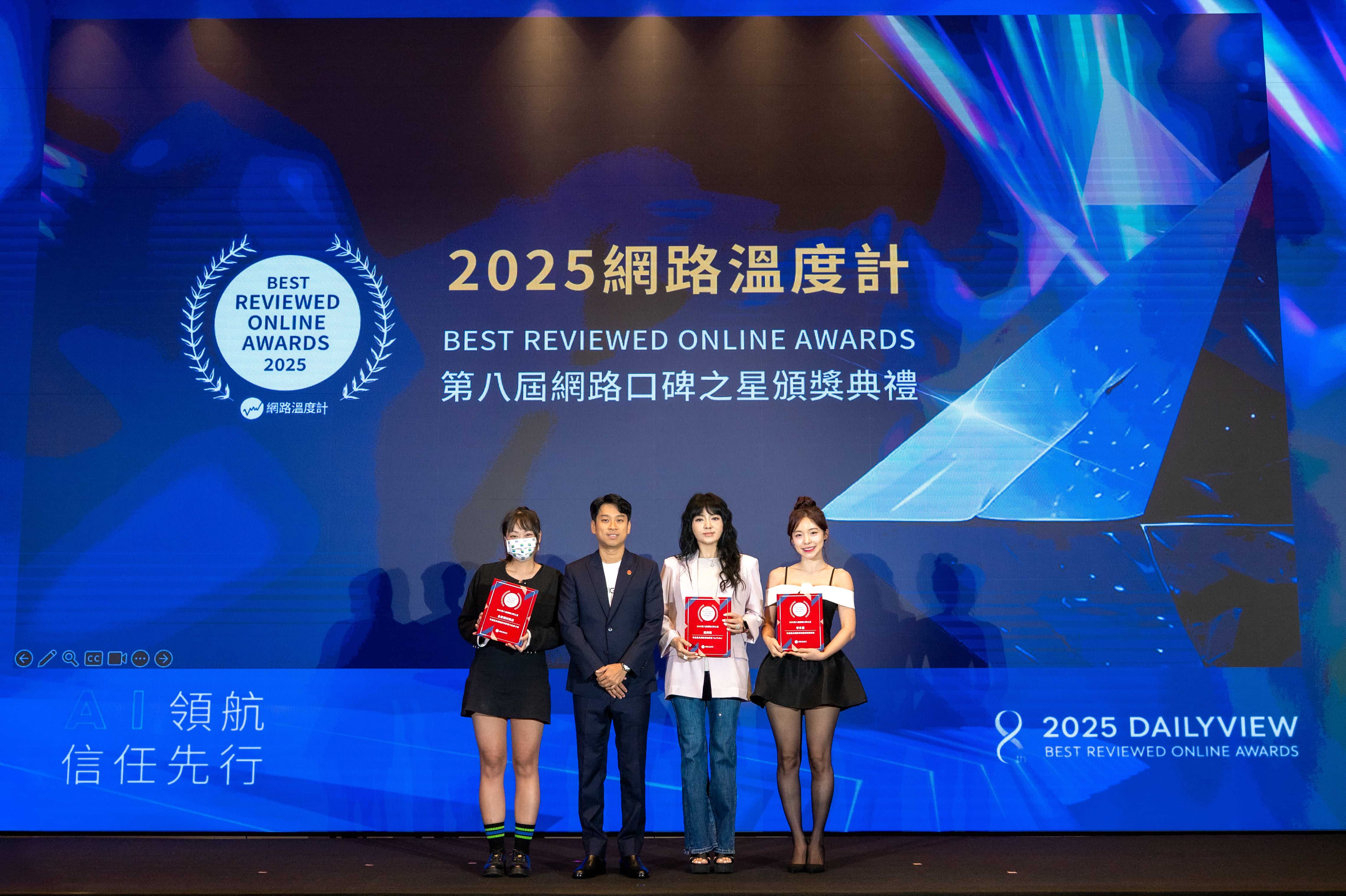 全家便利商店(左一)、唐綺陽(右二)及李多慧(右一)分別拿下社群小編、YouTuber及啦啦隊員獎項