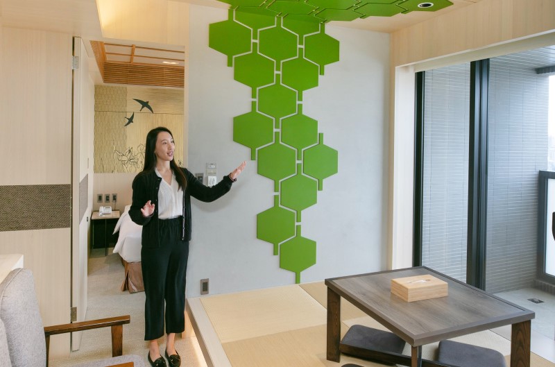 浮雲客棧營造東方現代美學環境，豪華日式家庭套房結合塌塌米客廳、閒適陽台與活潑的蜂巢狀花樣，打造多功能舒適美感，深受家庭與學生團體的青睞。