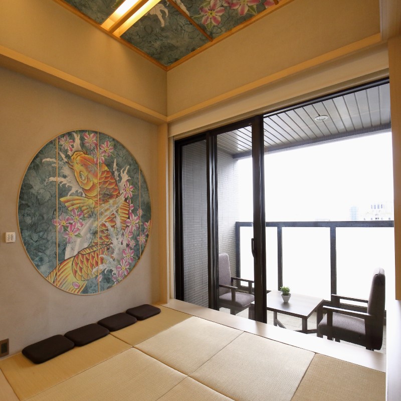 豪華日式家庭套房房間設計主要以東方設計結合現代藝術，加上半開放式榻榻米區，讓人一踏進來就放鬆自在。