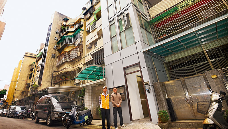 老屋解方1》花數十萬元，換老公寓增值數百萬！一場耗費十年的電梯加裝路