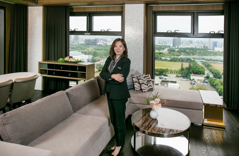 關鳳儀表示，浮雲客棧以其創新的智能化服務和永續環保理念著稱，面對嚴重的勞動力短缺，透過高科技解決方案提升服務效率和客戶體驗。