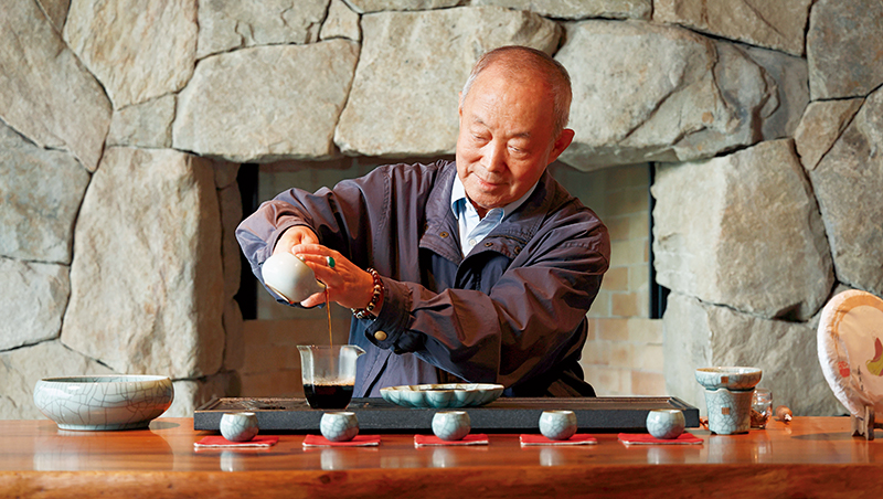 從製鞋龍頭到茶界癡人　蔡其建喝茶60年，最難忘那餅「能喝的骨董」