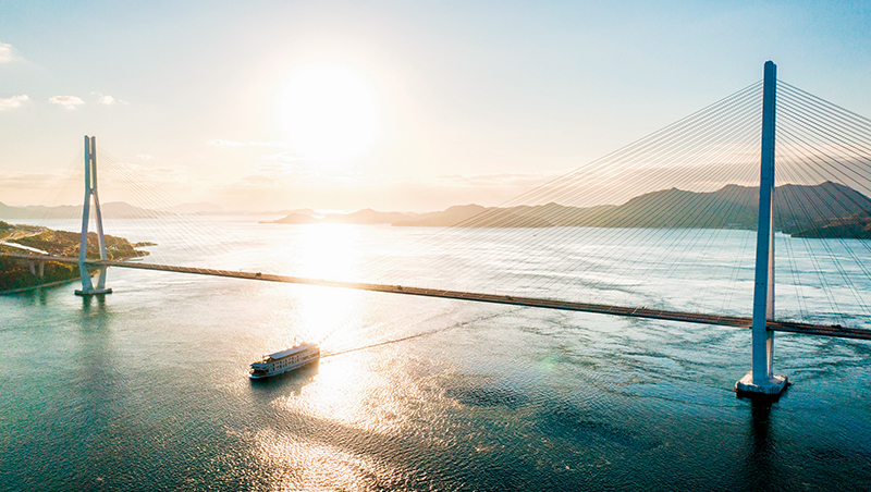 私人飛機雲端晚宴、無人島看展　高端旅遊正流行「海陸空通吃」玩法