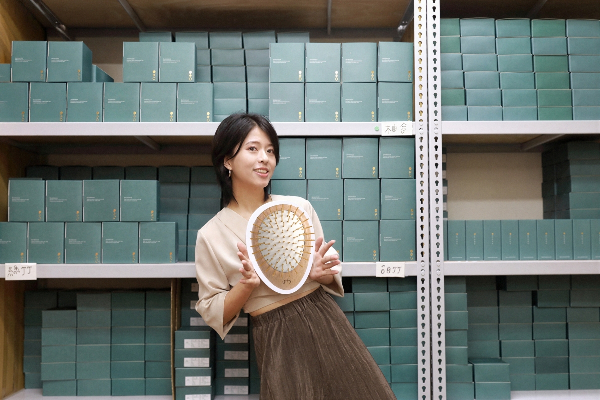 Uffy 無非研製所將獨家專利「奈米礦物能量元素」注入按摩梳,藉手溫觸發遠紅外線活絡頭皮新陳代謝。