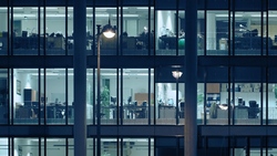 別把「同儕壓力」當團隊精神！為什麼你的部下總是在假裝加班？