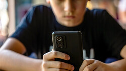 孩子手機成癮拔不出來？想救下一代，父母得先給這「兩樣東西」