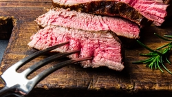 美國飲食指南倡紅肉、全脂乳，專家：不建議照單全收