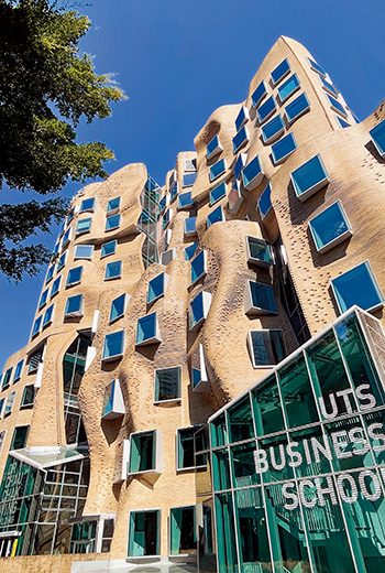 再見，解構主義大師！走進法蘭克蓋瑞設計的「黃磚樹屋」