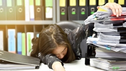 「能者多勞」是最大的謊言！為什麼優秀的人總被工作淹沒，直到遞出辭呈？