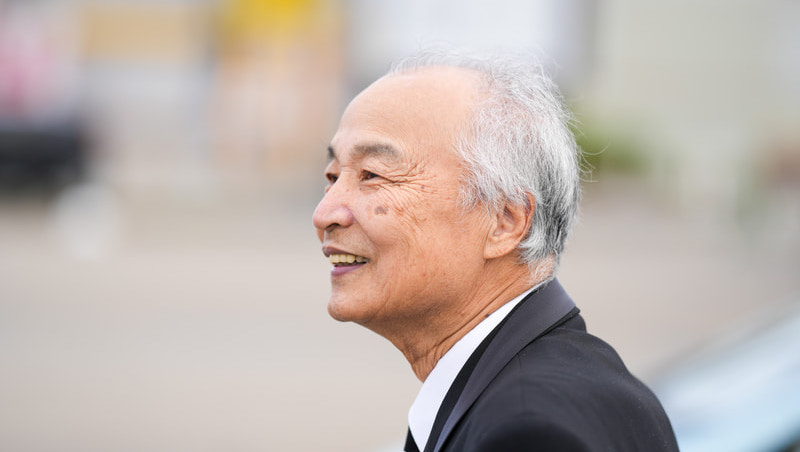 他一輩子省吃儉用存退休金，差點孤獨死的領悟：錢無法替代青春和時間