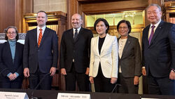 台美關稅15%和一張合照的代價？押注台灣經濟的「斷棒全壘打」