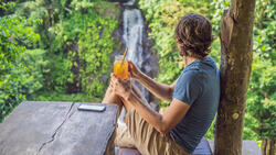 33歲放棄頂尖菁英人生！他環球旅行體悟：別等到臨終前才後悔活得平凡