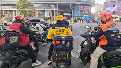 工時翻倍薪水卻變薄⋯外送員好時光回不去了！中國餐飲業內捲沒有贏家