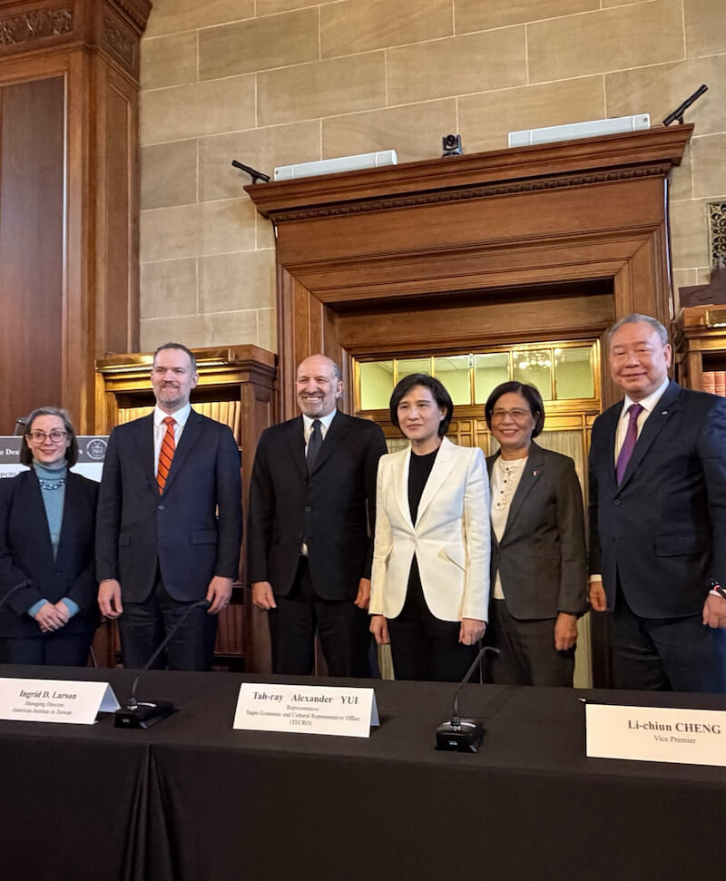 台美雙方在簽署MOU後合影，由左至右依序為：AIT執行理事藍鶯、美國貿易代表署葛里爾、美國商務部部長盧特尼克、行政院副院長鄭麗君、政委楊珍妮、駐美代表俞大㵢。