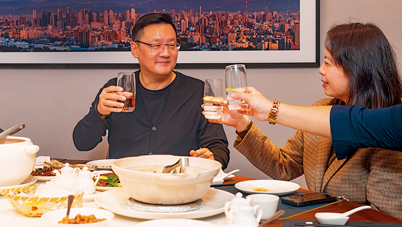 丁家年夜飯最靈魂的風景　是外婆與父親的背影