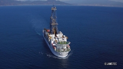 貴10倍也要挖？日本完成史上首次6000公尺深海回收大量稀土泥