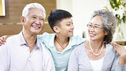 80歲還有50歲的大腦？研究揭開「超級老年人」的基因祕密