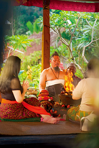 水聲、經文與沉靜的火　朝聖峇里島神聖的靈性地圖