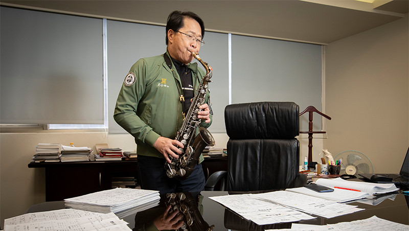 可樂旅遊吳守謙吹薩克斯風娛世：把旋律送出去，讓快樂流動