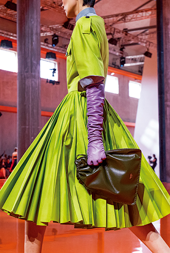 解讀Prada 2026春夏趨勢　索繩袋變時裝配件、運動鞋更輕薄