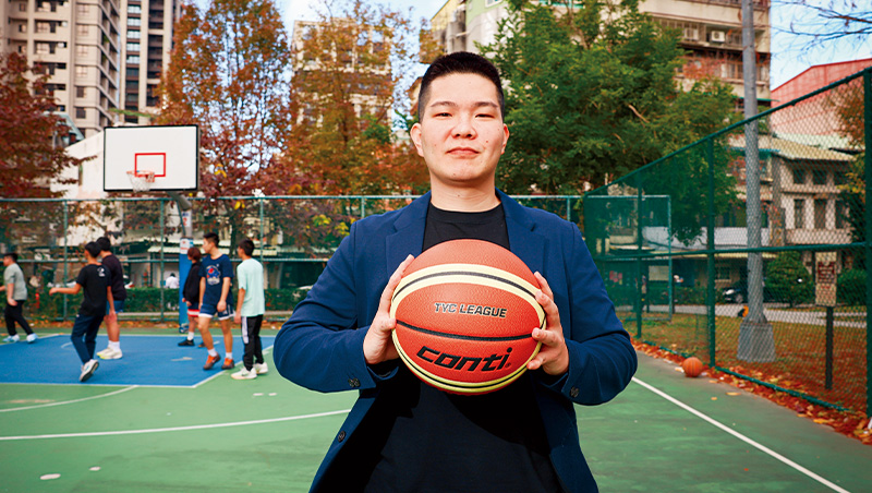 組聯盟開社群、賽後發球員影片，他幫上班族們圓「籃球明星夢」