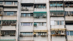 為何名下有房，生活卻越過越吃緊？揭開高齡者持有老屋的3大隱形成本