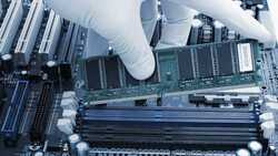 客戶「邊罵邊下單」！記憶體狂漲，供應商甚至用出貨日當天價格計費