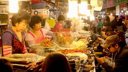 訂位暴增303%！從《黑白大廚》看旅遊新趨勢：連飯店都帶房客去逛菜市場