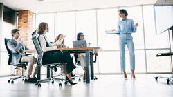 避開「安全牌」廢話！10個展現專業份量的英文句型