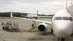 油價貴到飛不起！機票喊漲20%，專家示警：廉航首當其衝