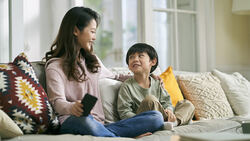 別讓一句氣話傷孩子一輩子！心理教練：父母每天練習這4步驟就夠了