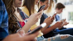 數位排毒成一門大生意！美父母瘋砸25萬送孩子去「重置夏令營」斷網