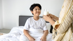 睡前喝牛奶讓孩子長不高？ 醫師揭關鍵原因