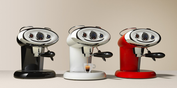 illy X7.1 膠囊咖啡機，經典復古外型，搭配類專業機手把與穩定蒸汽，為鍾愛卡布奇諾的咖啡愛好者帶來完整咖啡儀式感