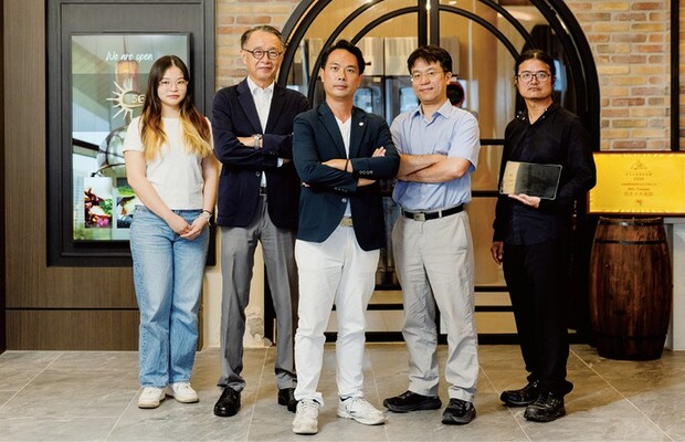 四葉國際面臨人力缺口、人員流動率高、高級餐飲服務無法傳承，因而攜手南臺科技大學、臺北科技大學及辰隆科技，設計AI 輔助與決策系統。