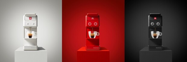 illy Y3.3 膠囊咖啡機以俐落簡約線條融入現代空間美學，一鍵即可輕鬆享受經典 illy 咖啡