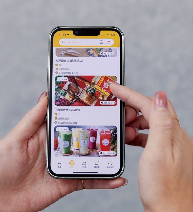 EATING-OUT外帶自取平台，介面簡單、選色療癒，方便使用者操作。