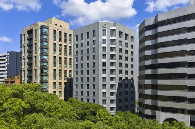 坐落於台北市敦南林蔭大道，綠意盎然、鬧中取靜，致力於提供每位貴賓講究細節的雋永空間與內斂的細膩服務，深受國內外旅客與產業評審肯定。圖／台北慕軒飯店，臻品之選提供