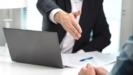 面試官驚訝問：簡報可以留給我們嗎？他靠這個思維拿下跨國主管職