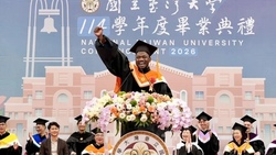 靠月光讀書、赤腳打水⋯坦尚尼亞貧童成台大博士，畢典一句話讓全場動容