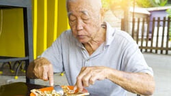 日本名醫活到90歲後的體悟：與其糾結吃什麼，不如每一餐都吃得開心