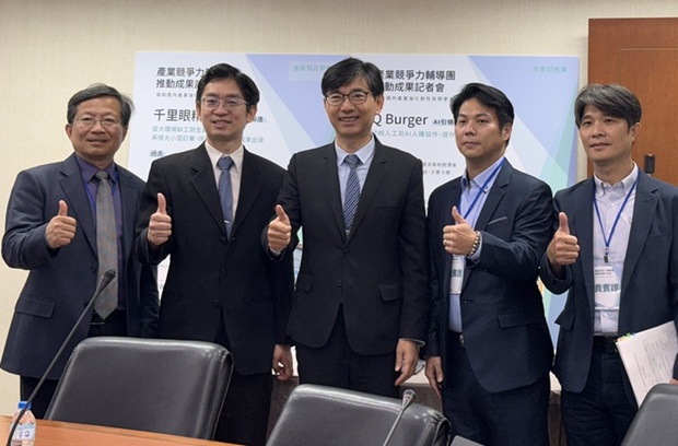 產發署邱求慧署長(左三)與AI落地業者進行交流