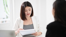 稱讚你「很努力」，轉頭卻向老闆告狀！搞懂笑面虎主管3種話術