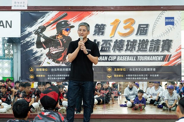 本身也是熱血球迷的蔡司視力保健部副總周信成向孩子分享，多運動有效降低近視機率，更期待未來能在電視轉播上看到大家發光發熱。