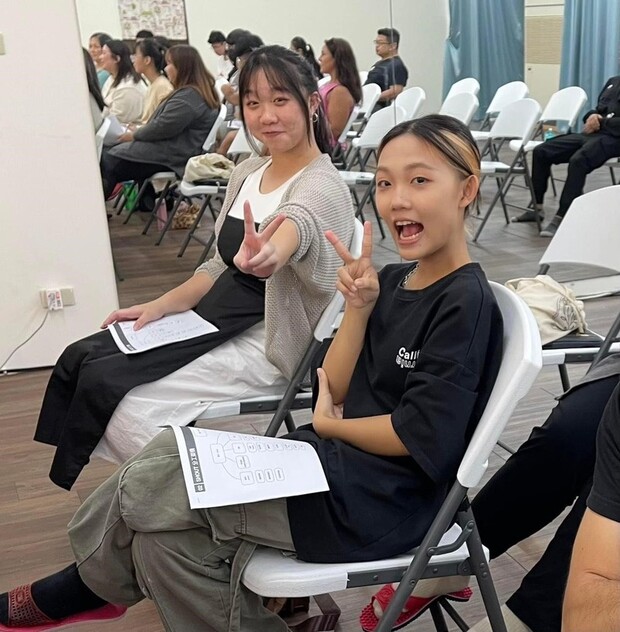 就讀崑山科技大學的林喬雅(圖右),於夢想之家宜蘭館生活照